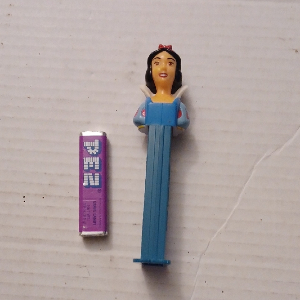 4/$40 Snow White PEZ Dispenser with Grape Candy